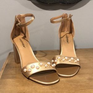 Comfortview gold heels with pearls